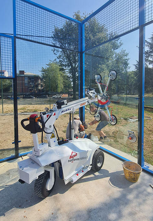 Sollevatori Robby 280 durante il montaggio dei vetri campo da padel