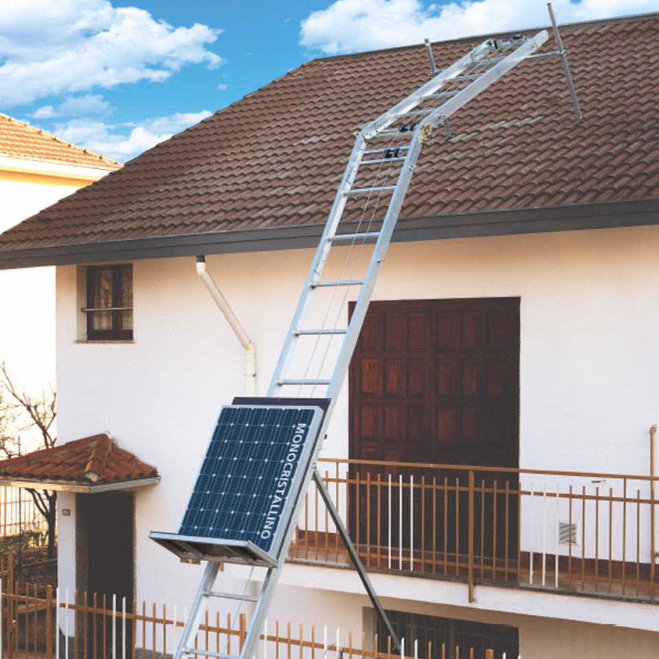 Elevatore a scala motorizzato per installazione pannelli solari sui tetti