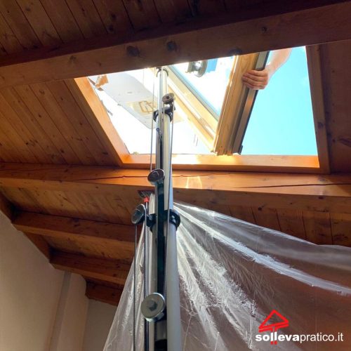 sollevatore per il montaggio di una finestra Velux