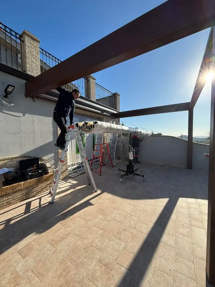 Montaggio pergola su terrazza residenziale — sollevamento preciso a 3 metri di altezza