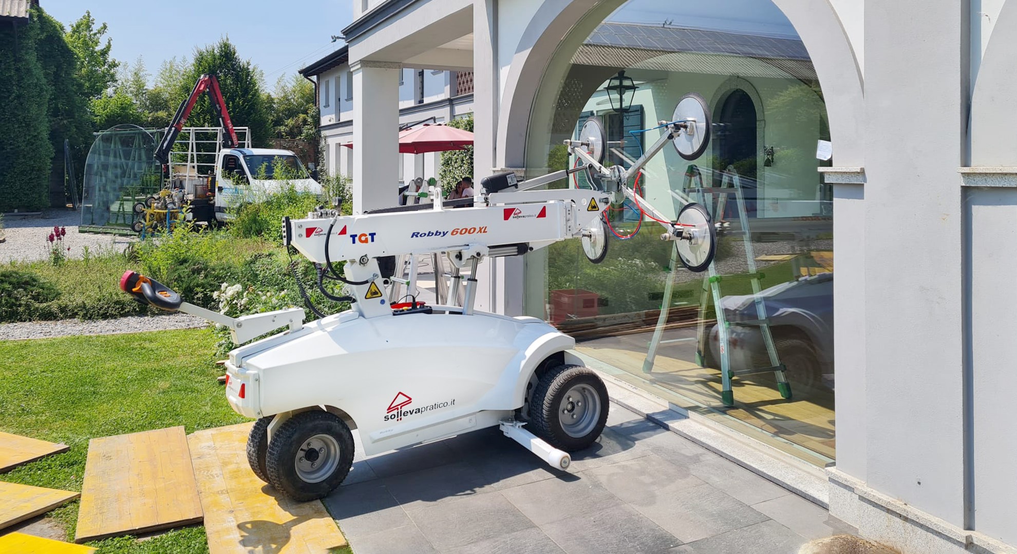 Installation with Robby robotic glass manipulator