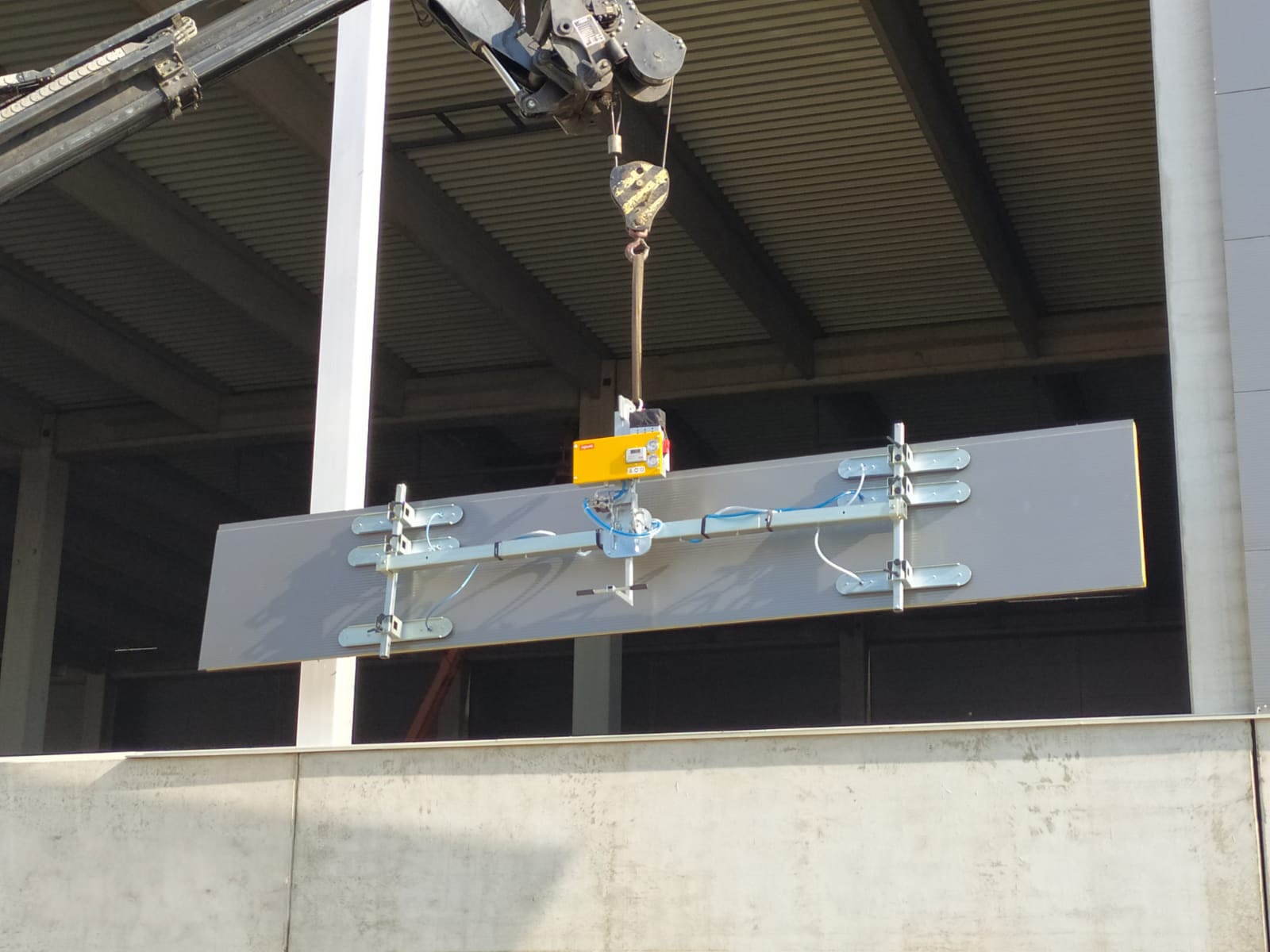 Sollevatore a ventosa per pannelli sandwich