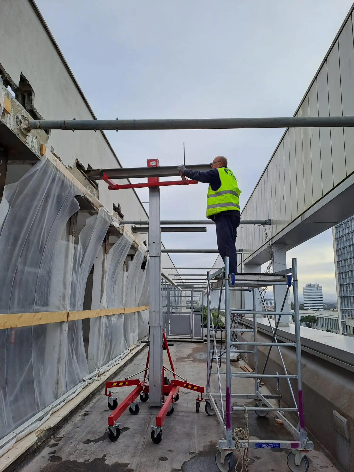 Lifts for Assembly of Internal Metal Structures at the Construction Site