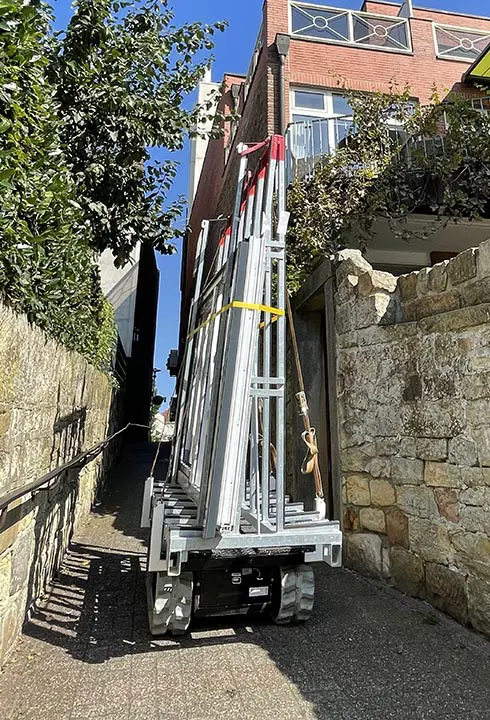 Carrello a motore per trasporto infissi e materiali in cantiere