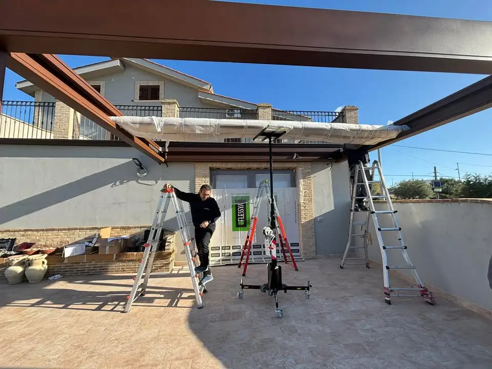 Montaggio pergola su terrazza residenziale — sollevamento preciso a 3 metri di altezza