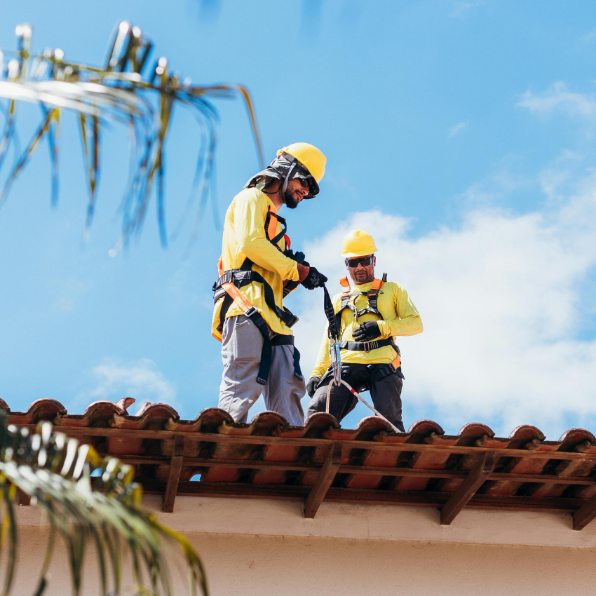 Lavoratori in quota con DPI e arrotolatore anticaduta retrattile