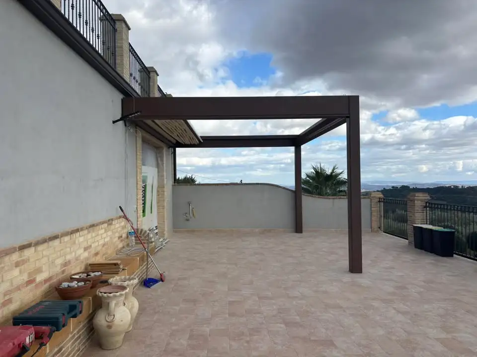 Montaggio pergola su terrazza residenziale — sollevamento preciso a 3 metri di altezza